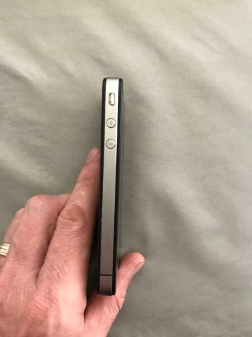 Apple Iphone 4 Black 8 GB. Very good condition.