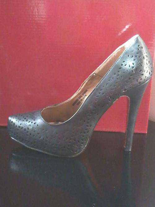STUNNING JADA BLACK HEEL****SIZE 6******