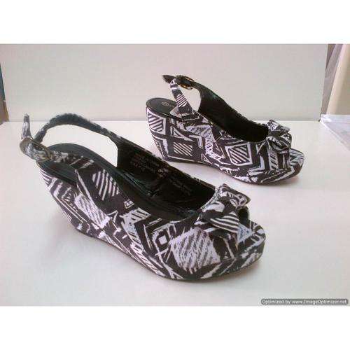 STUNNING BLACK/WHITE WEDGE*****SIZE 3,5,7*****