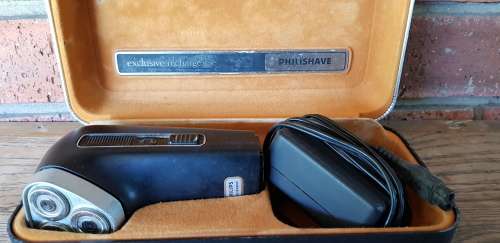 COLLECTABLE VINTAGE PHILISHAVE RECHARGEBLE RAZOR IN BOX WITH CORD