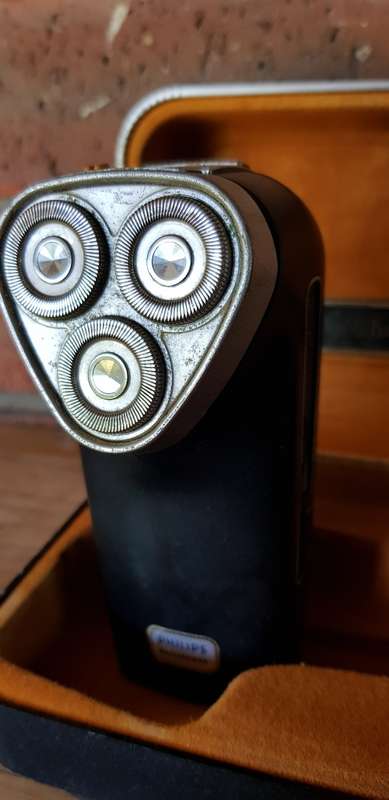 COLLECTABLE VINTAGE PHILISHAVE RECHARGEBLE RAZOR IN BOX WITH CORD