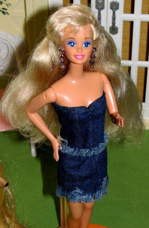 Sparkle Eyes Barbie doll made by Mattel