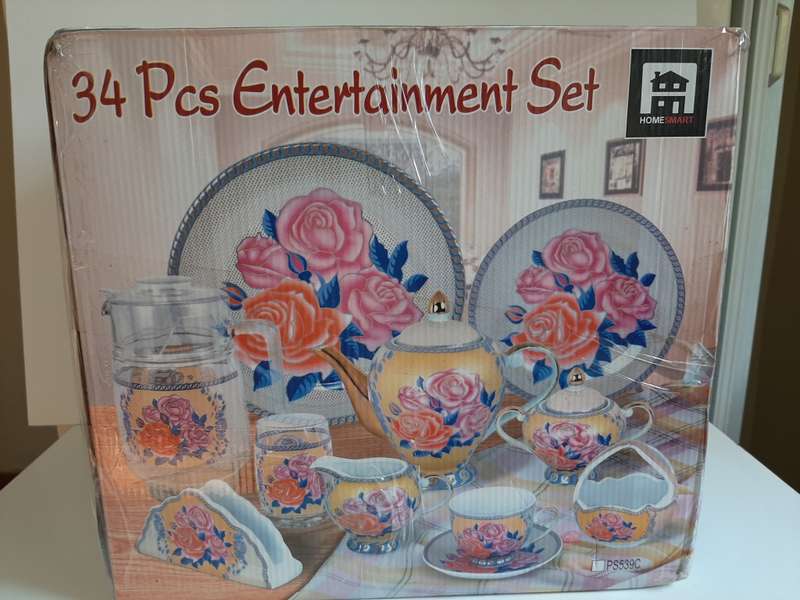 34 PIECE GLASS ENTERTAINMENT SET ( PLEASE NOTE SHIPPING LARGE HEAVY ITEM. )
