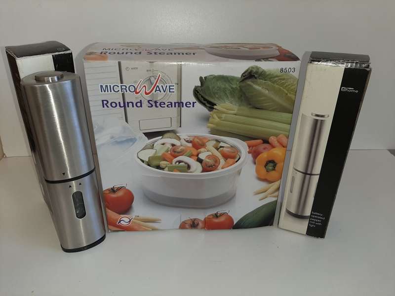 MICROWAVE ROUND STEAMER AND 2 X BATTERY OPERATED PEPPER MILLS