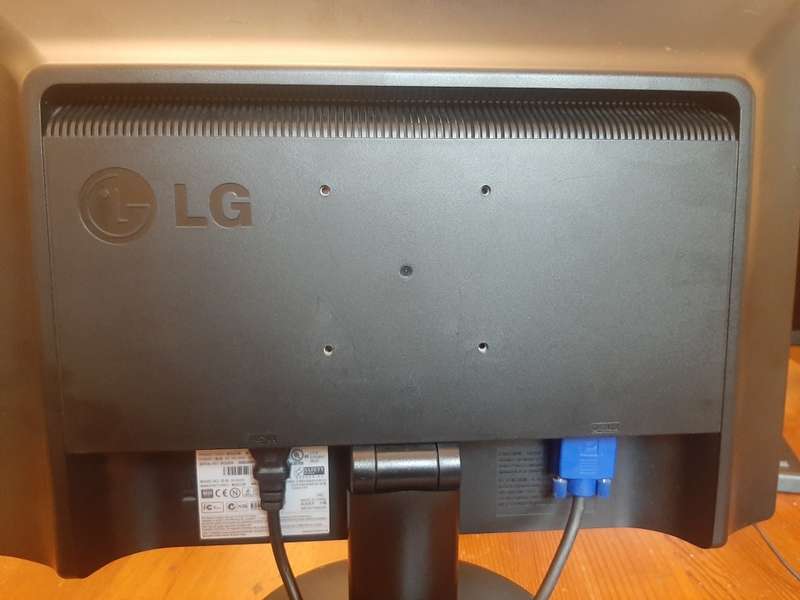 LG W1934S-BNI 19` VGA Monitor