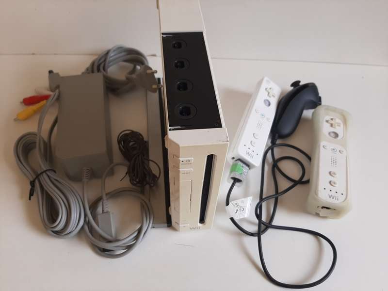 Nintendo Wii + 2X WII controller + 1 Nunchuk + NEW Video cable + NEW Power supply + Sensor Bar