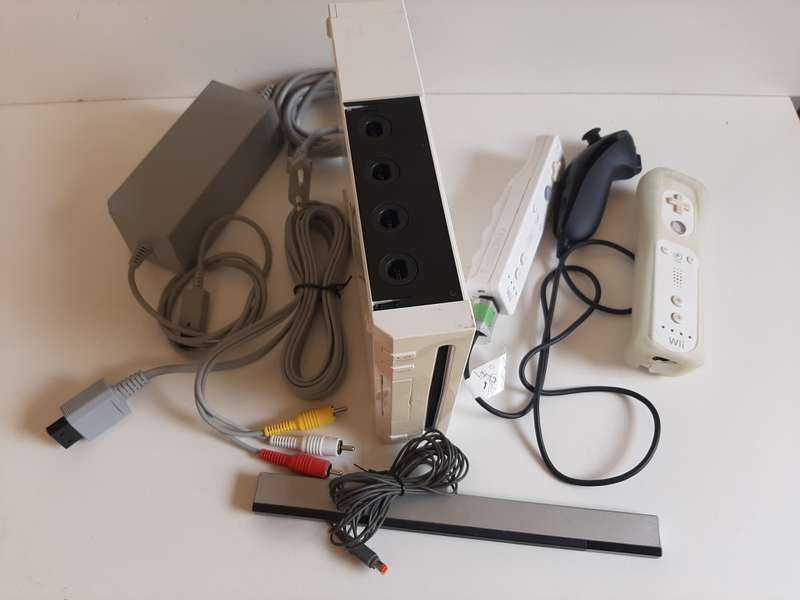 Nintendo Wii + 2X WII controller + 1 Nunchuk + NEW Video cable + NEW Power supply + Sensor Bar