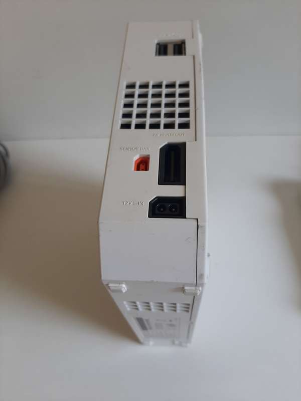 Nintendo Wii + 2X WII controller + 1 Nunchuk + NEW Video cable + NEW Power supply + Sensor Bar