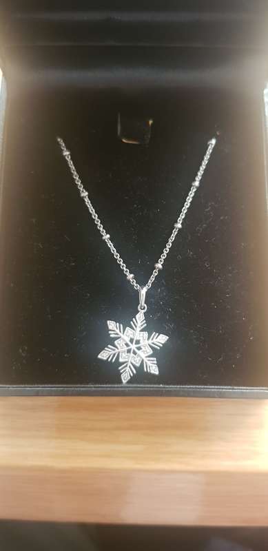 9K WHITE GOLD NECKLACE & PENDANT SET WITH DIAMONDS