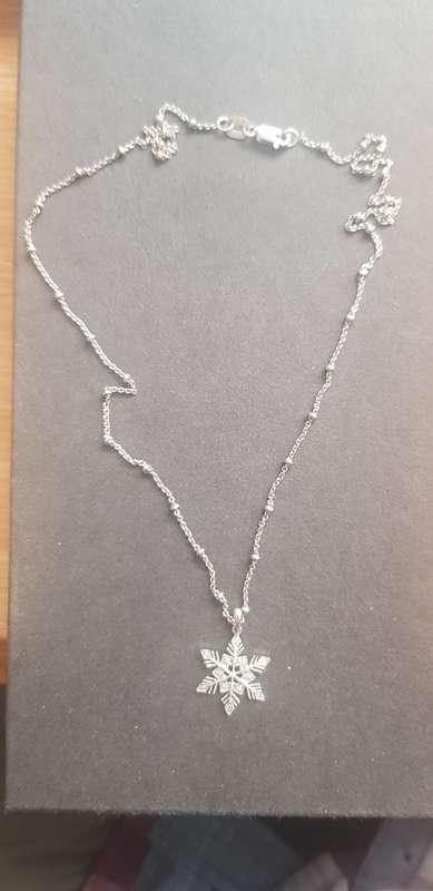 9K WHITE GOLD NECKLACE & PENDANT SET WITH DIAMONDS