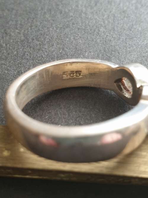 A siver ring with pink stons one rond and one teardrop the ring is stamp 925