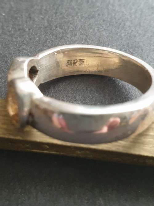 A siver ring with pink stons one rond and one teardrop the ring is stamp 925