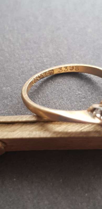 18K GOLD & PLATINUM RING SET WITH 3 DIAMONDS