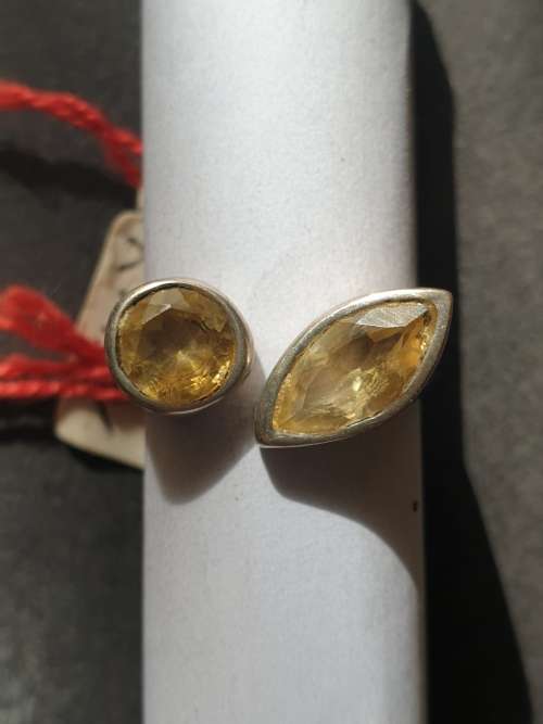 silver ring with a yellow stones stamp 925