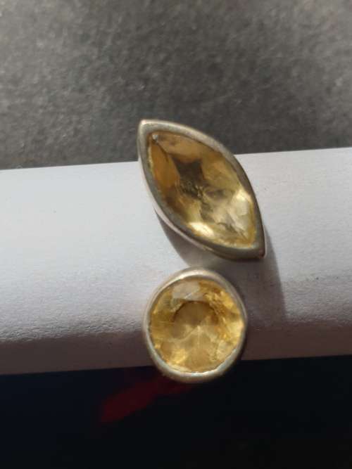 silver ring with a yellow stones stamp 925
