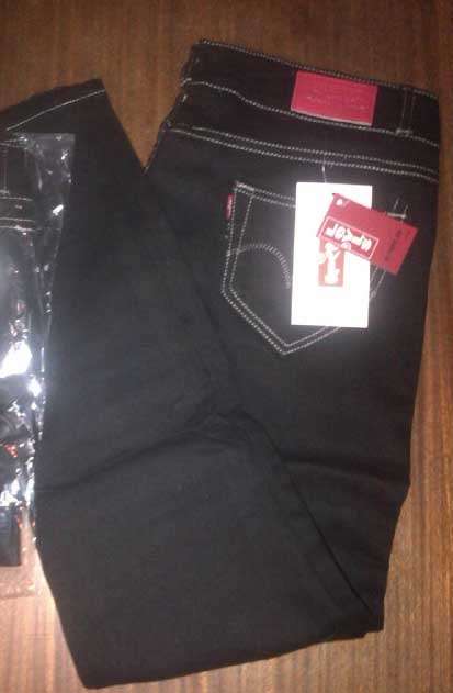 Levi's Ladies Skinny's 32 - Brand New - LATE ENTRY