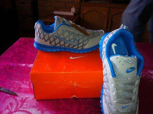 NIKE Mens Shoes UK 8.5 - Brand New (No Box Included)