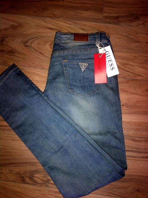 Guess Ladies Skinny's 32 - Brand New