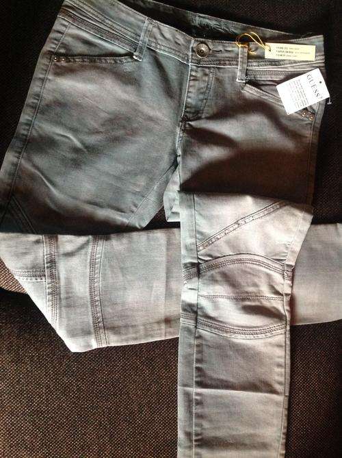 Guess Ladies Skinny's 32 - Brand New