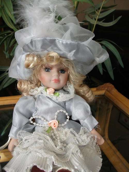 BEAUTIFULL Victorian Lace Porcelain doll!