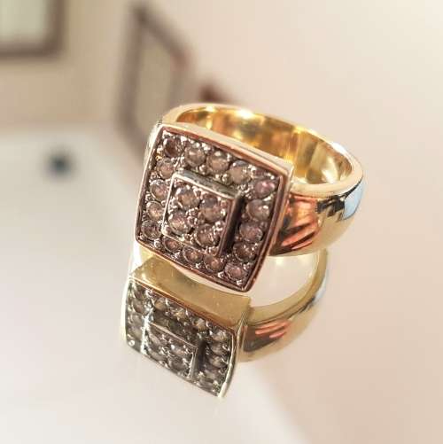 Stuning 9ct Gold Pave Ring
