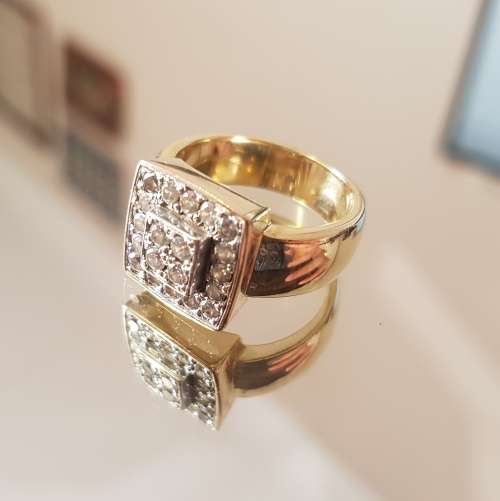 Stuning 9ct Gold Pave Ring