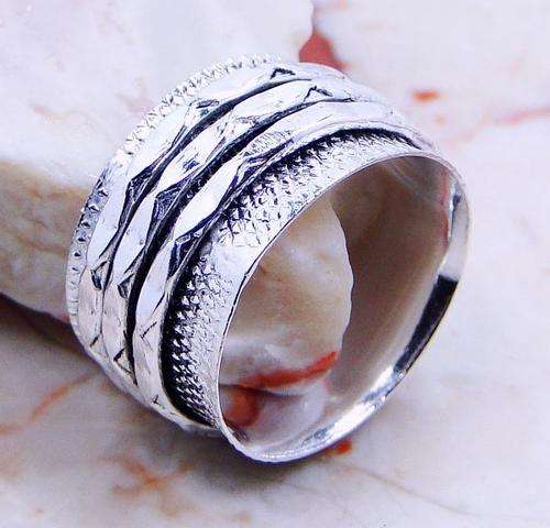 LOVELY .925 SILVER RING US Size 7.5 ; (Z12574)