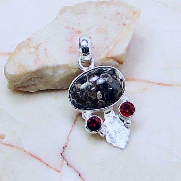 TURRITELLA AGATE & GARNET .925 SILVER PENDANT OF: 40mm (A26135)