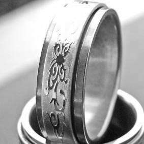 B1442 Pattern carved man Stainless Steel spin Ring 12.5
