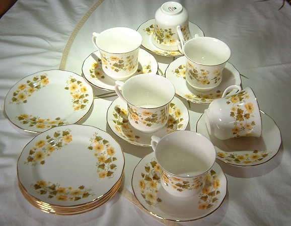 TEA SET QUEEN ANNE - 6 CUP SAUCER AND PLATE SET