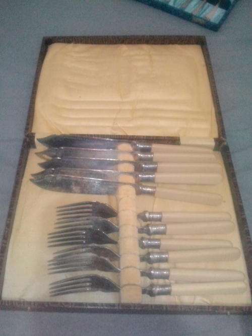 SET OF KNIVES IN BOX. R1, NO RESERVE!!!!