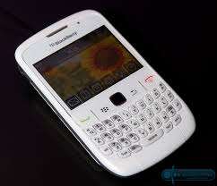 BLACKBERRY CURVE 8520 WHITE IN GOOD CONDITION! INCLUDES CHARGER AND LEATHER POUCH.