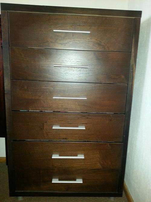BEAUTIFUL WOODEN  CHEST OF DRAWERS - 6 DRAWERS - AMPLE STORAGE!