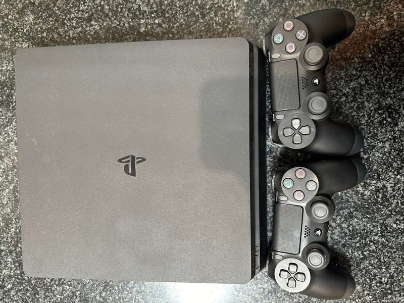 Sony PS4 + 2 Controllers