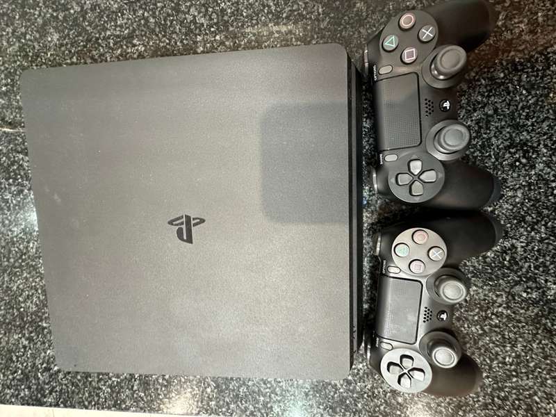 Sony PS4 + 2 Controllers