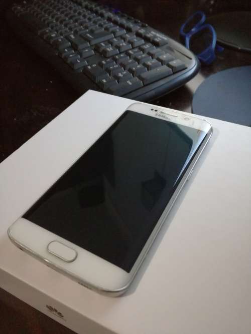 Samsung S6 Edge 64gb + Wireless Charger (Excellent Condition)