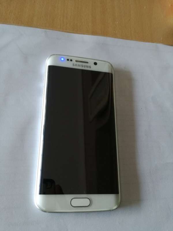 Samsung S6 Edge 64gb + Wireless Charger (Excellent Condition)