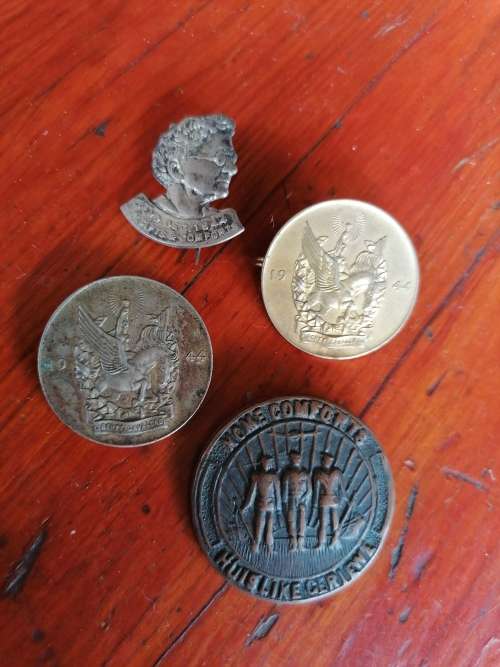 Collection of WW2 SA Gifts and Comforts / Relief pins and medals