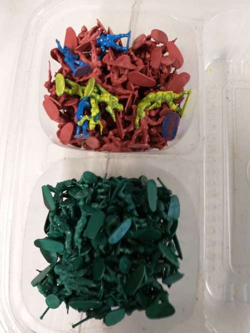 HO Army men x 100