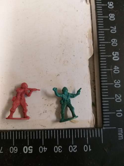 HO Army men x 100