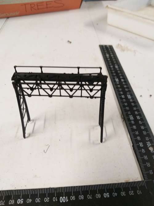 HO gantry over rail