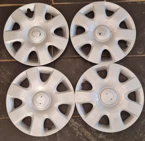 Toyota hubcaps 14inch