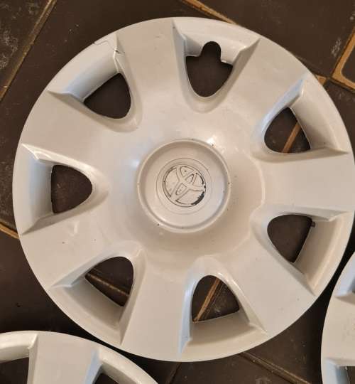 Toyota hubcaps 14inch