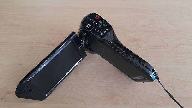 Sanyo Dual Camera Xacti 720p HD VPC-CG10 Camcorder + Free 16GB SD Card