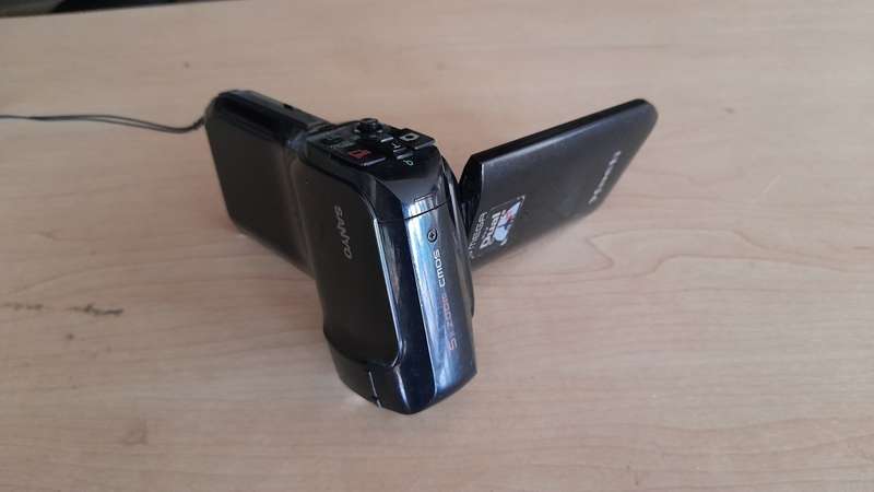 Sanyo Dual Camera Xacti 720p HD VPC-CG10 Camcorder + Free 16GB SD Card