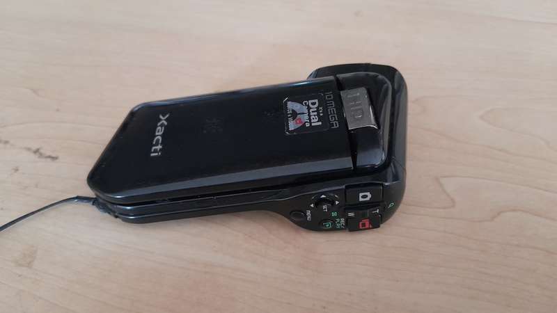 Sanyo Dual Camera Xacti 720p HD VPC-CG10 Camcorder + Free 16GB SD Card