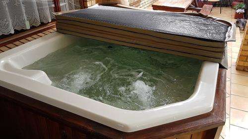 6-seater hot tub with cover in wooden frame