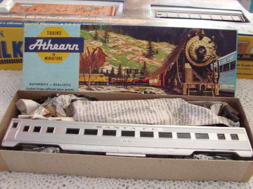 HO Athearn 1811 SL Coach Santa FE