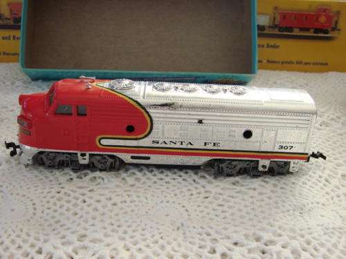 HO Santa FE Locomotive Damaged