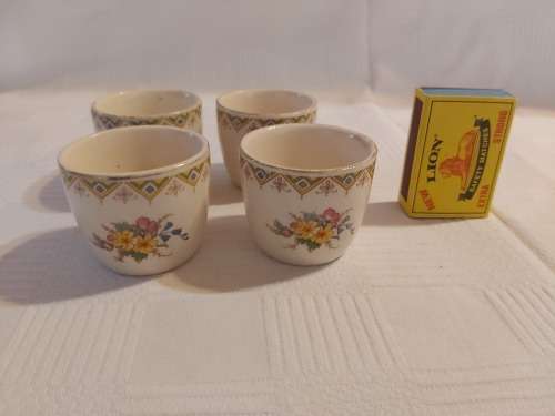 Egg cup maddock made in england ( SET OF 4)
